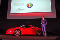 東京都内で開催された「4C」の発表会では、アルファ・ロメオのエクステリアチーフデザイナー アレッサンドロ・マッコリーニ氏も登壇。同車のデザインにこめたこだわりについて、熱く語った。
    