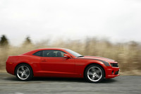 前がマクファーソン・ストラット、後がマルチリンクというサスペンション形式。V8の「カマロSS RS」には、V6モデルには備わらないブレンボのブレーキシステムとLSDが標準装備される。電子制御式のアンチスピン・デバイス「スタビリトラック」はV6、V8を問わず標準で備わる。