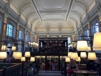 地下鉄3号線で行けるブダペスト西駅は、エッフェル搭と同じギュスターヴ・エッフェルの設計。構内に出店しているマクドナルドも、ご覧のとおり荘厳なムードである。