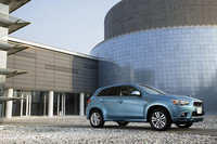 「アウトランダー」をベースに、2670mmのホイールベースはそのままに全長を350mm短くしたのが新型「RVR」。スライドドアを備えたトールワゴンだった先代とは、まったく別のクルマになった。