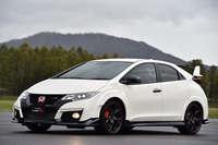 ボディーのスリーサイズは4390×1880×1460mm。ボディーカラーは「チャンピオンシップホワイト」（写真）のほか、「クリスタルブラック・パール」が用意される。