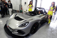 
	日本で初公開された「ロータス3イレブン」。ドライバーズシートに収まっているのは、エルシーアイの高橋一穂代表取締役。
	