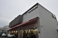 ショールームにはサービス工場が併設されており、車検ラインを含めて7つの作業ベイが備わる。