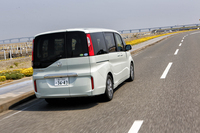 リアビュー。左右非対称なハッチゲートのデザインが、個性を主張する。