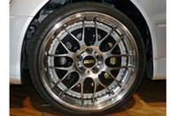 
	アウターローター型インホイールモーターは、車軸を使ってタイヤを回転させるのではなく、輪状のコイルの周りを回転する磁石がホイールを回す仕組み。そのため、操舵輪にも使うことができる。
	 