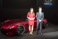 マツダの毛籠勝弘常務執行役員（右）と、ゲストとして登壇した「モータースポーツ界における女性の活躍を推進するマツダ・ウィメンインモータースポーツ・プロジェクト」のプロジェクトリーダー、井原慶子さん（左）。