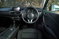 インテリアではインストゥルメントパネルまわりのデザインを一新。インフォテインメントシステムには、「アクセラ」から導入を進めている「マツダコネクト」が新たに採用された。
    