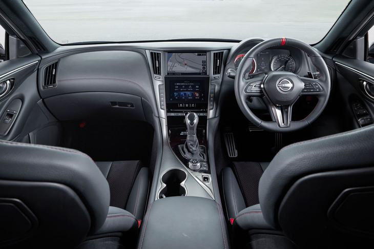 こちらは「スカイライン NISMO」の車内。ブラック基調のインテリアカラーにレッドの差し色というコーディネートはNISMOカー共通のものである。