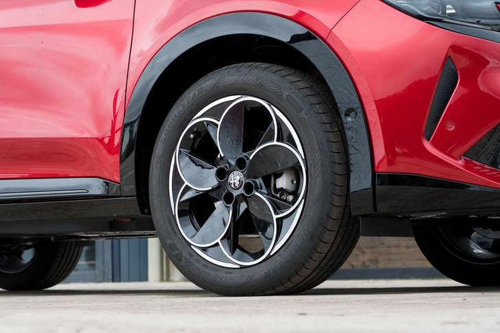 「プレミアム」のタイヤサイズは215/55R18で、「ペタリ」と呼ばれる丸いスポーク形状が特徴の18インチホイールが組み合わされる。