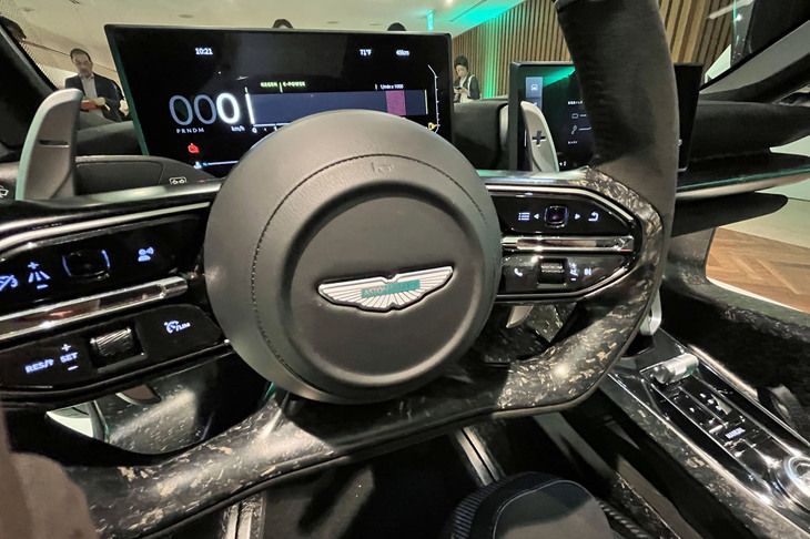 アストンマーティン・ヴァルハラ（ステアリングホイール）