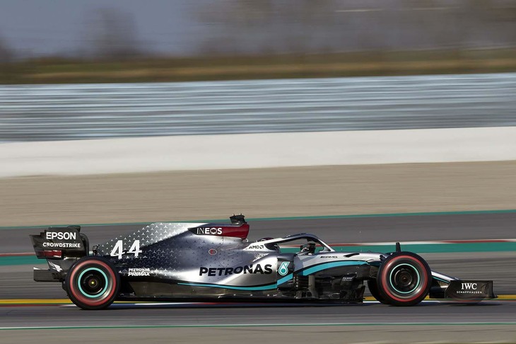 7年連続のダブルタイトル獲得を目指すメルセデスのニューマシン「W11」（写真）は、革新的機構「DAS＝デュアル・アクシス・ステアリング」を携えて登場。詳細は明かされていないが、ステアリングホイールを押したり引いたりすることで、フロントタイヤの「トー角」を調整する仕組みと見られる。ストレートとコーナー、それぞれに最適なトー角でアドバンテージを得ようという意欲的な試みだ。（Photo=Mercedes）