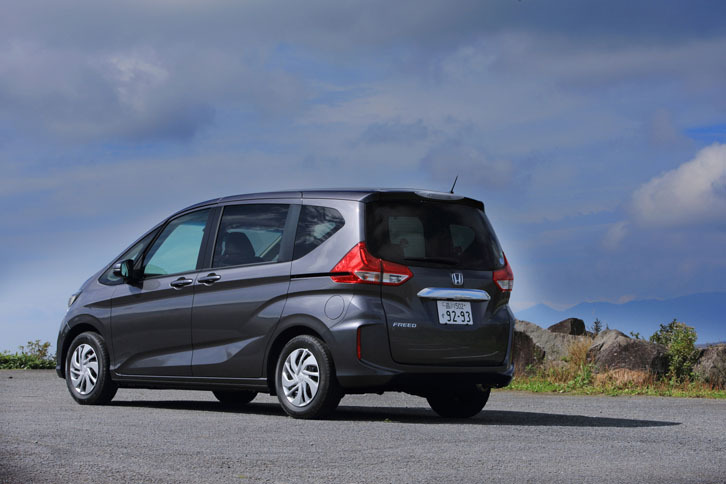 
	2016年9月に発売された、2代目「フリード」。6人乗りまたは7人乗りの3列シートを装備する。ほかに、福祉車両や2列シート仕様の「フリード＋」もラインナップされるなど、バリエーションは豊か。
	