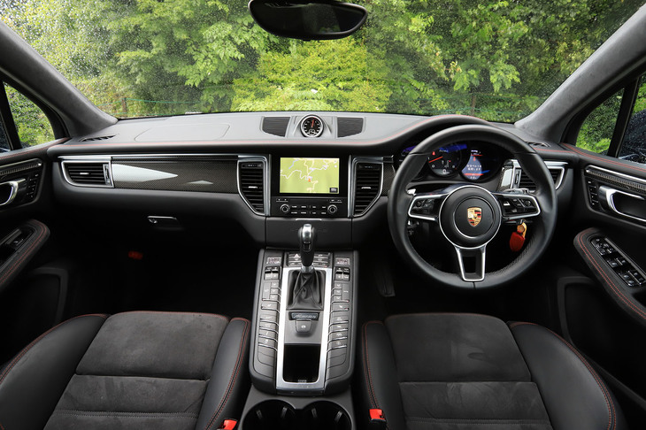 テスト車にはオプションの「ターボインテリアパッケージ＜ガーネットレッド＞」が装着されていた。ブラックのレザーとアルカンターラを基調に、レッドのステッチとカーボン調のパネルで飾られている。