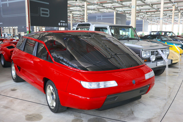 マルク・デュシャンによる「ランボルギーニ・ジェネシス」1988年コンセプト。「ルノー・エスパス」から着想を得た広大な室内空間に、ハイパフォーマンスを融合させるという大胆な試みだった。