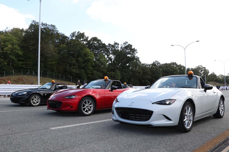 イベントの締めくくりとなるパレードランの先導車も、もちろんロードスター。試験場で使用されるNCとNDが用意された。