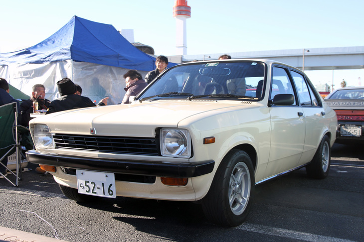 キャブレター車愛好家が集う「メカニカル・キャブ」のスタンドに展示されていた「いすゞ・ジェミニ1600LS」。マーシャルの角形ヘッドライト（ジェミニ用として販売されていたが、本来は「プジョー104」用）、「オペル・カデットGTE」用のドアミラー、カンパニョーロのアロイホイール（これは103E）は、往年のドレスアップジェミニの定番アイテム。