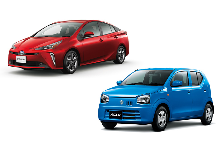 「トヨタ・プリウス」（左上）と「スズキ・アルト」（右下）。