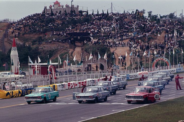 「2000GT」開発の契機となった、1964年の第2回日本グランプリの様子。1963年の第1回では強さを見せつけたトヨタだったが、第2回では力をつけてきたライバルに、太刀打ちできなかった。