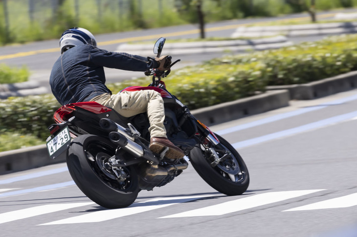 従来モデルより18kgもの軽量化を実現した新型「モンスター」。扱いやすさも向上しており、スポーツネイキッドの理想形ともいえるバイクに仕上がっていた。