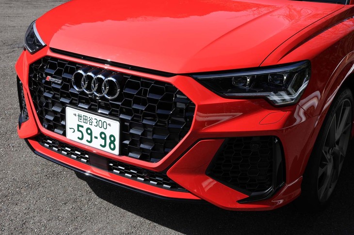 巨大なエアインレットやハニカムメッシュのグリルなどがフロントマスクを好戦的に飾る。