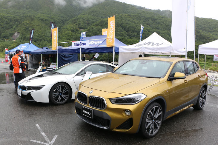 会場ではBMWの四輪車の展示も行われており、BMWの“SAC（スポーツ アクティビティー クーペ）”の末っ子「X2」と、電動車専用ブランドであるBMW iのフラッグシップモデル「i8」が並べられていた。近隣の公道では、BMW車の試乗体験も実施された。