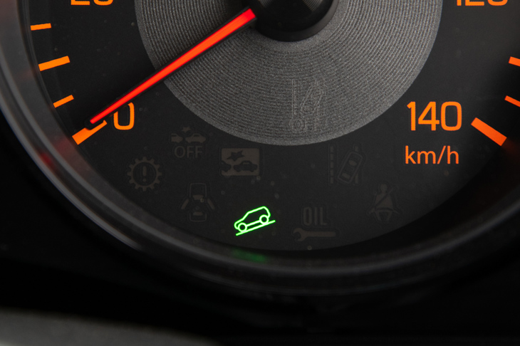 走りに関しては、全車標準装備となったESPの制御を応用した運転支援システムの採用もトピック。下り坂で車速を一定に保つ「ヒルディセントコントロール」や、タイヤの空転による駆動力の“逃げ”を防ぐ「ブレーキLSDトラクションコントロール」が全車に搭載される。