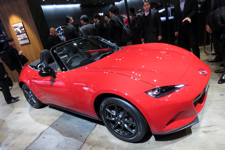 「クラシックレッド」の外装色が用いられた「マツダ・ロードスターSスペシャルパッケージ」。