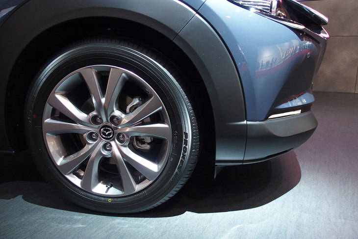 「CX-30」のフロントホイール。