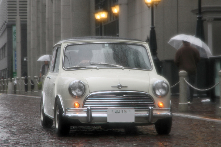 1967年「モーリス・ミニクーパー1275S」。新車以来とおぼしき「品川5」のシングルナンバーを付けた、希少なMk1クーパーS。