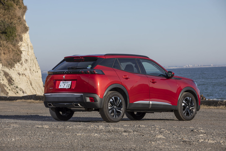 最新の「プジョー2008」は2020年9月16日に販売が開始された2代目モデル。電気自動車バージョンの「e-2008」もラインナップする。今回、比較試乗に連れ出したのは、エントリーモデル「アリュール」で、車両本体価格は302万円。