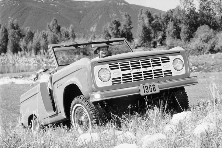 1965年に登場した初代「ブロンコ」。“規格もの”のシールドビームを使った丸目2灯のヘッドランプに、この時代のクルマらしい愛嬌が感じられる。