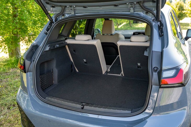 荷室の容量は470リッター。後席の背もたれが3分割式なのは「B180」と同様。