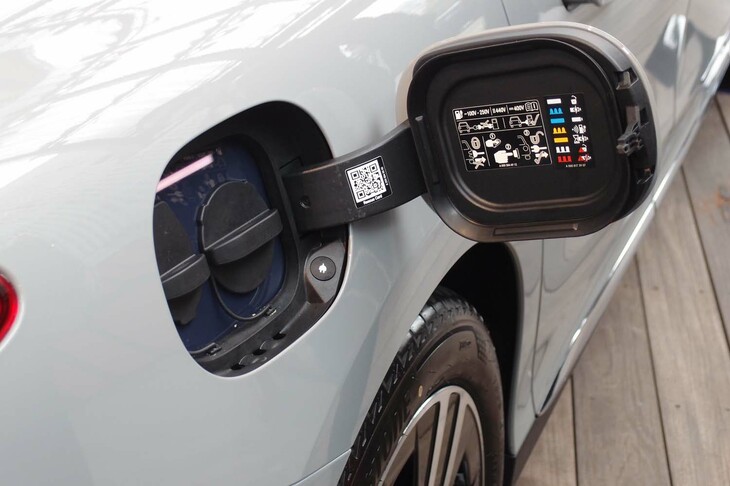 メルセデス・ベンツEQE350＋（給電口）