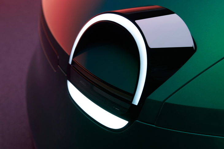 ヘッドランプは、初代モデルのデザインを現代的に解釈し直した立体的な造形に進化している。