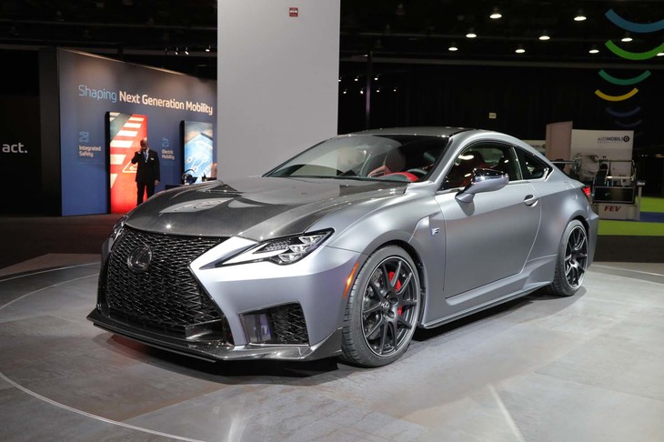 「レクサスRC F」のマイナーチェンジに合わせて、さらなる高性能版“パフォーマンスパッケージ”（写真）もラインナップに加えられた。