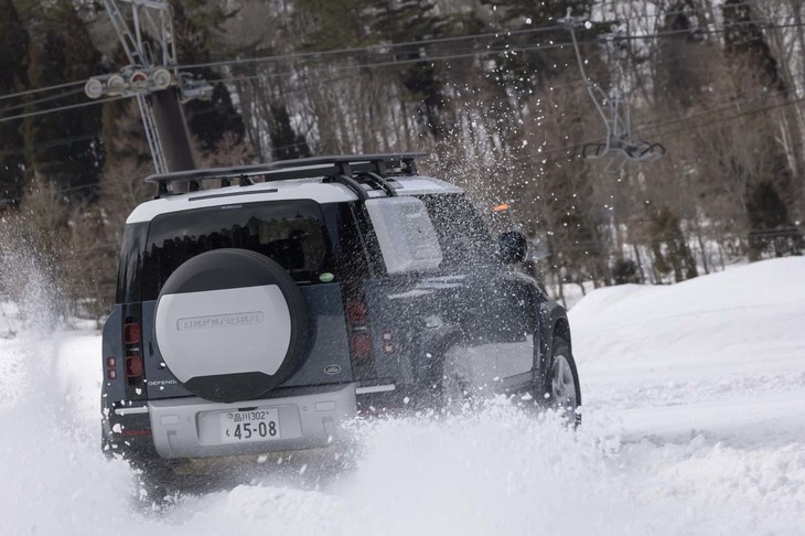 試乗車は5ドアモデル「ディフェンダー110」の2リッターガソリンターボモデル「P300」だった。