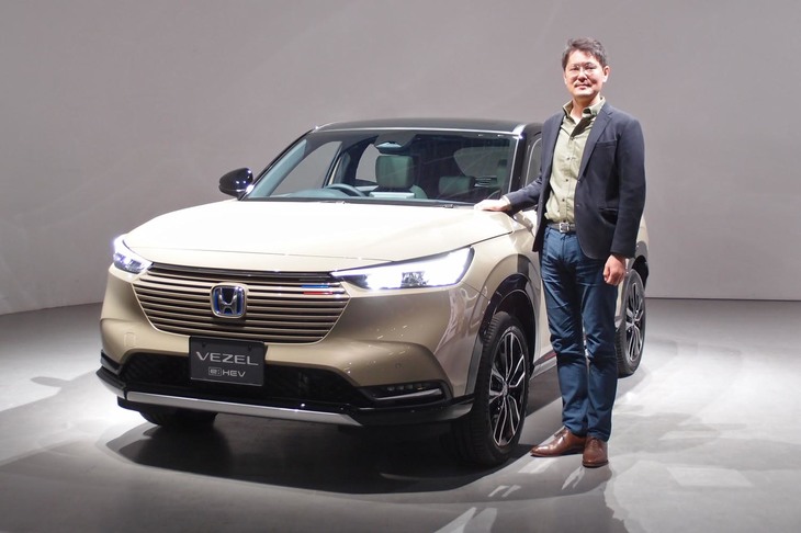 新型「ホンダ・ヴェゼル」と、その開発責任者を務めた岡部宏二郎さん。長身の岡部さんと並ぶと、クーペライクな新型ヴェゼルのルーフラインは一段と低く見える。