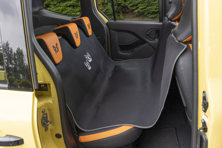 リアシートに装着するペット用エプロンも『FRENCH BULLDOG LIFE』とのコラボによる特別仕様。汚れや傷からシートを保護し、仮に汚れたとしても水洗いができる。スライドドアで愛犬を乗せやすい「カングー」との相性は抜群だ。