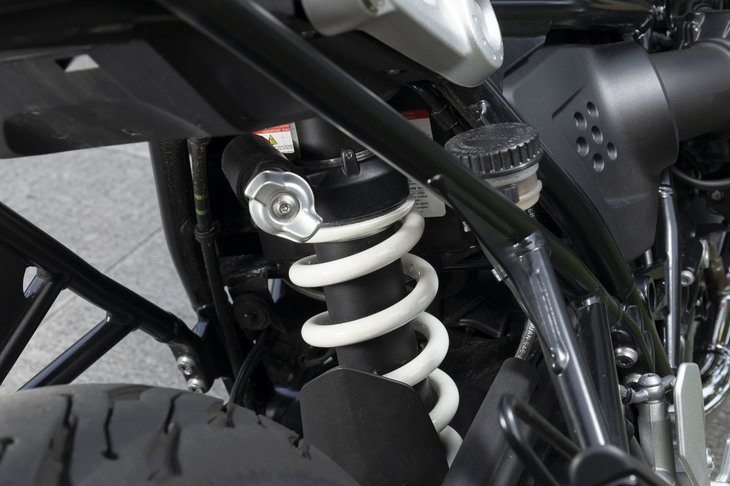 ストローク依存型ダンパーを備えた、新しいサスペンションストラットの採用もトピック。乗り心地やハンドリングにみる快適性の向上を図っている。