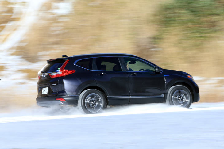 今回の試乗では、本格的な積雪路や凍結路を走る機会は得られなかったものの、シャーベット路や圧雪路での走りをチェックできた。いずれのシーンでも、タイヤが滑ったり空転して雪をかくようなことはなく、「CR-V」は安定した走りを披露した。