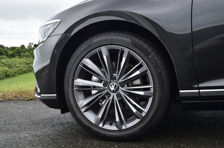 「10ダブルスポーク」デザインの18インチアルミホイールを標準装備する「パサートヴァリアントTSIエレガンス アドバンス」。試乗車には235/45R18サイズの「ピレリ・チントゥラートP7」タイヤが組み合わされていた。