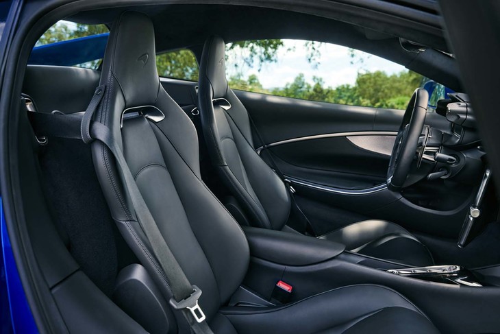 新開発されたスポーツシートは、軽量でありながらもサポート性に優れる。オプションでコンフォートシートへの変更も可能。