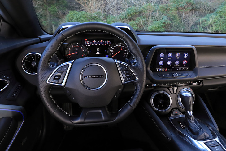 運転席から見たコックピットまわり。ステアリングホイールは革巻きで、握り込んだときの感触は申し分ない。