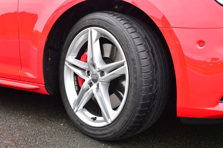 タイヤサイズは245/40R18。テスト車には「ブリヂストン・ポテンザS001」が装着されていた。