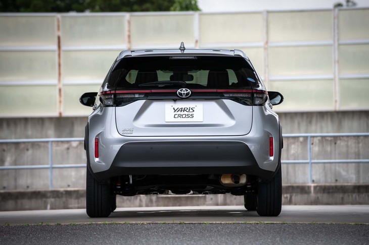 リアコンビランプを高い位置にレイアウトしてグラスエリアの面積を抑えることでミニマルなイメージを強調している。