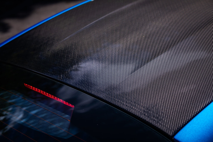 「A110 Sアセンション」では「A110 S」などで32万円のオプションとなるカーボンルーフを標準で装備。ボディーの外板は面積の96％がアルミ製で、車両重量は1110kgに抑えられている