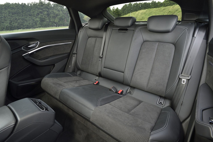 フロントシートと同様の表皮が採用されるリアシート。背もたれには40：20：40の分割可倒機構が備わっている。座面から天井までの高さは976mmで、身長約170cmの大人が座っても窮屈さは感じられなかった。