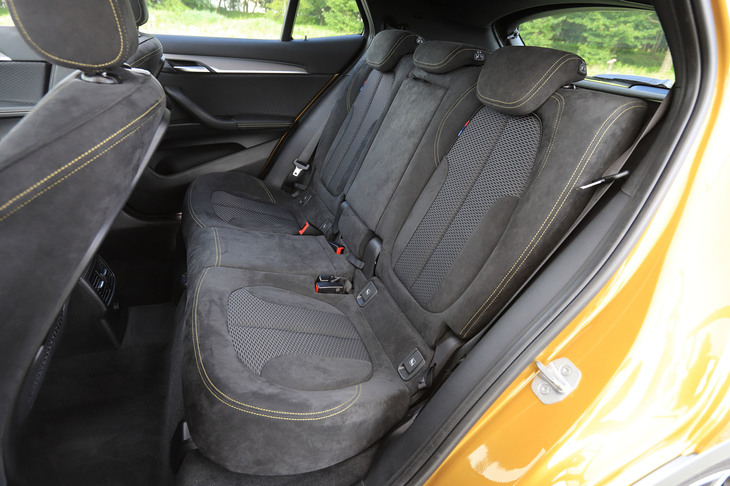 スポーティーな外観から想像するものとは裏腹に、後席にもきちんとした空間が確保されている。