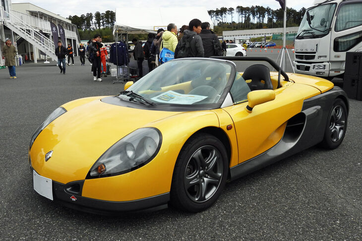 2リッター直4エンジンをミドシップ搭載したスポーツカー「R.S.スパイダー」。ワンメイクレース用のマシンをベースに開発された。