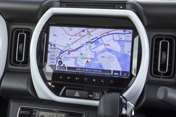 中央のガーニッシュ内部にはカーナビゲーションが装着される。メーカーオプションとなるこの9インチナビは、画面が極めて高精細で表示が滑らかだ。